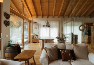 In questa villa in bioedilizia si è subito catturati dall'effetto avvolgente del legno antico. 