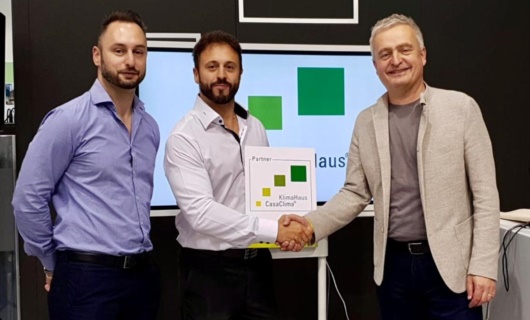 Cristian e Robi Cozzi ritirano la certificazione "parter Casaclima". 