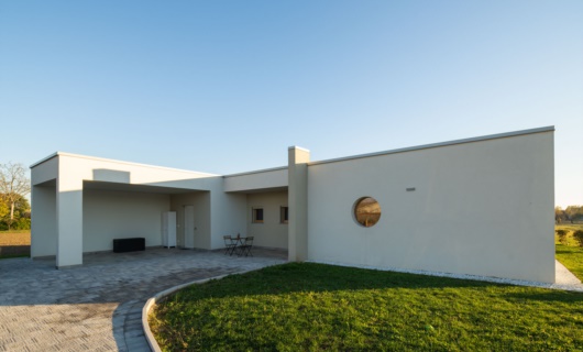 Una villa in legno di design dagli spazi ordinati e semplici. 