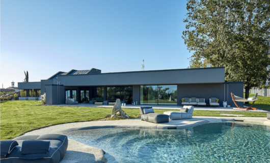 Esclusiva  villa in bioedilizia dalle grandi vetrate e piscina naturale. 