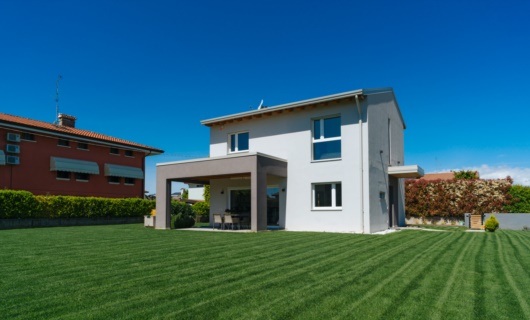 Casa prefabbricata in stile moderno ad alto risparmio energetico 