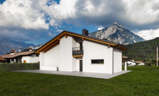 Casa ecosostenibile in stile classico con travi a vista 