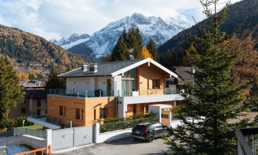 La villa in legno è valorizzata dai materiali del territorio: larice, pietra, intonaco. 