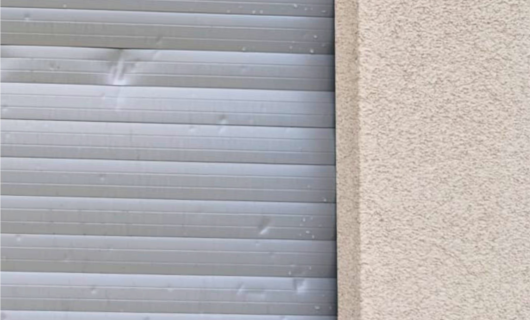 Pordenone:il cappotto è integro mentre tapparelle sono tempestate dai colpi della grandine. 