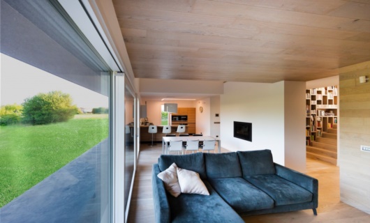 Accurato studio dei volumi e finiture di pregio per questa villa di design in legno su misura 