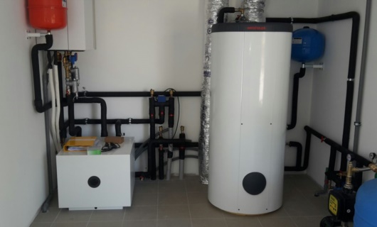 Nelle moderne case in legno il vecchio sistema a caldaia è sostituito dalla pompa di calore che clim 