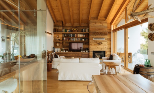 Una favolosa casa in legno le cui vetrate regalano una splendida vista sulle montagne circostanti. 