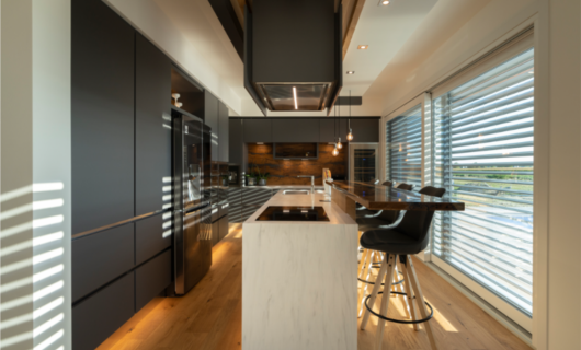 L'accurato studio di interior design enfatizza gli ambienti di questa pregiata villa di design 