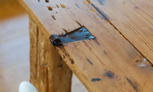 Il tavolo della cucina ricavato dalla vecchia porta di casa dei genitori. 