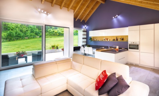 Casa in legno dalle grandi aperture progettata su misura 