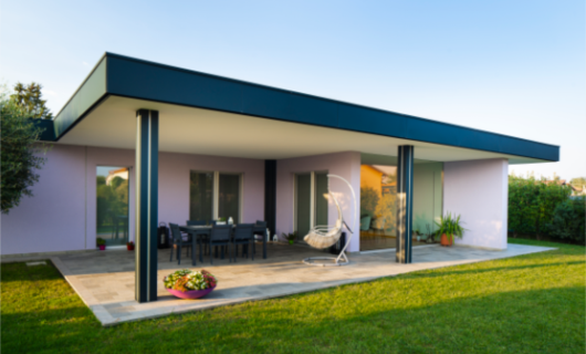 Ampio portico e grandi vetrate esaltano le caratteristiche progettuali di questa villa in legno. 