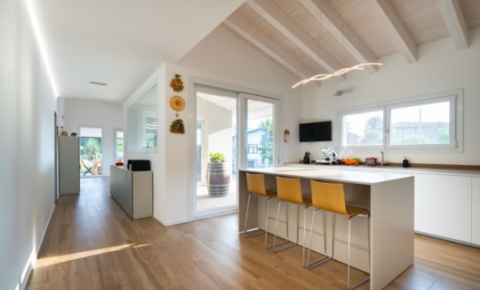 Il patio, una sorta di “stanza all’aperto” crea connessione tra ambiente interno ed esterno. 