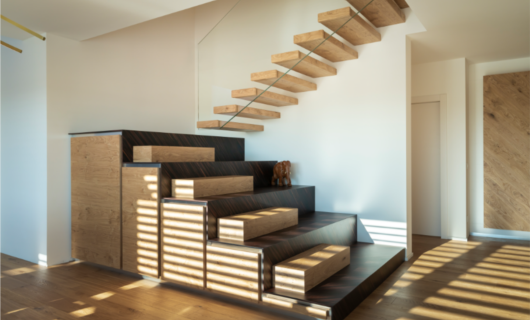 grande cura per il dettaglio e materiali naturali di pregio per questa villa di design in legno 