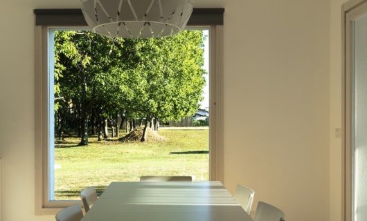 Il parquette di questa villa minimal in legno bilancia gli interni e dona naturalezza e familiarità. 