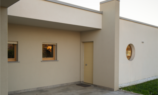 In questa villa in legno di design l'ingresso “nascosto” si rivela lentamente al visitatore. 