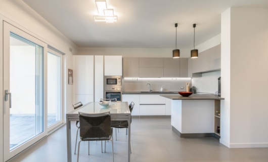 Bella e luminosa la zona giorno di questa moderna casa prefabbricata in legno. 