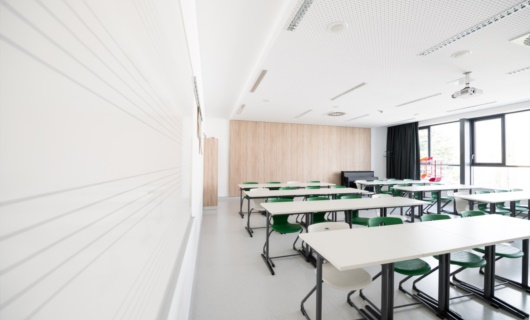 Interno aula edificio scolastico prefabbricato 