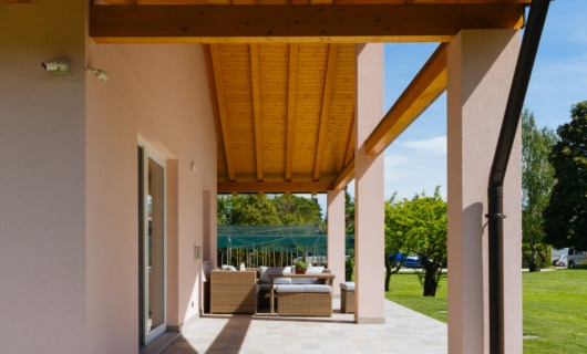 Il portico si affaccia verso il parco conferendo eleganza e semplicità a tutta la realizzazione. 