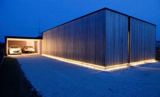 Le luci a led e le tavole in larice creano un percorso che indica la strada di casa. 